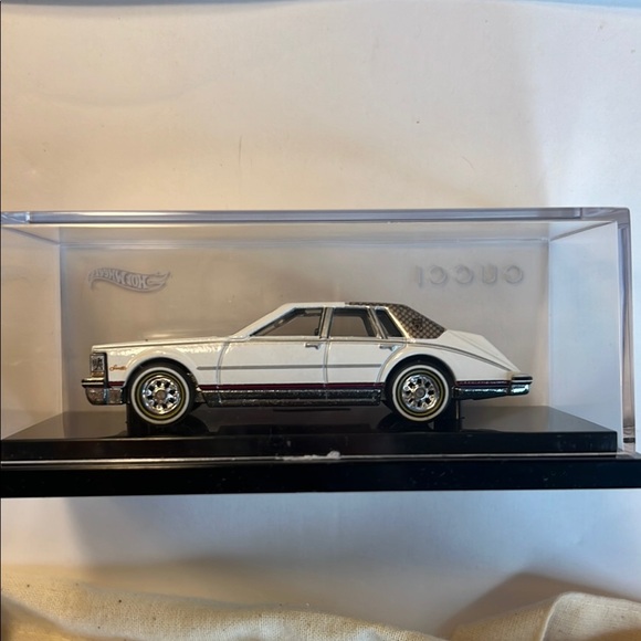 🙌 NWT Gucci x Hot Wheels Cadillac Seville Die-Cast Model Collectible - Picture 9 of 15